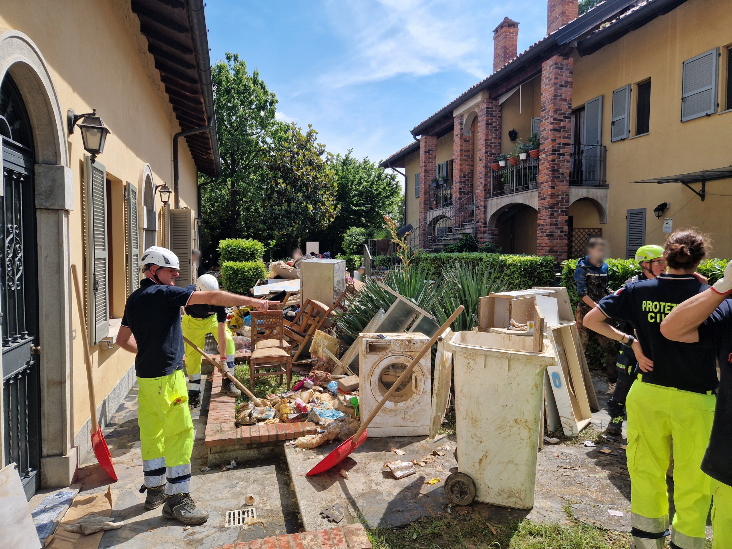 Protezione Civile Vignate Volontari sgombero macerie alluvione Gessate Bellinzago Lombardo Maggio 2024