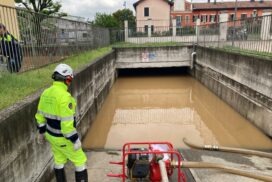 Protezione Civile Vignate Volontario con motopompa alluvione Gessate Bellinzago Lombardo Maggio 2024